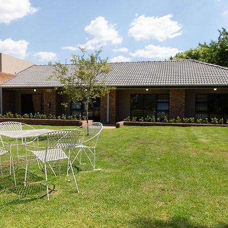 Opstal Gastehuis Potchefstroom Bagian luar foto