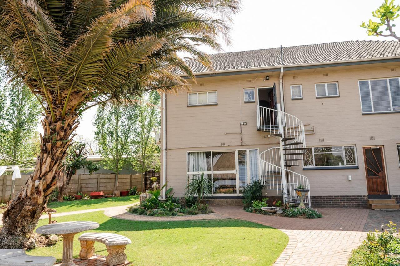 Opstal Gastehuis Potchefstroom Bagian luar foto
