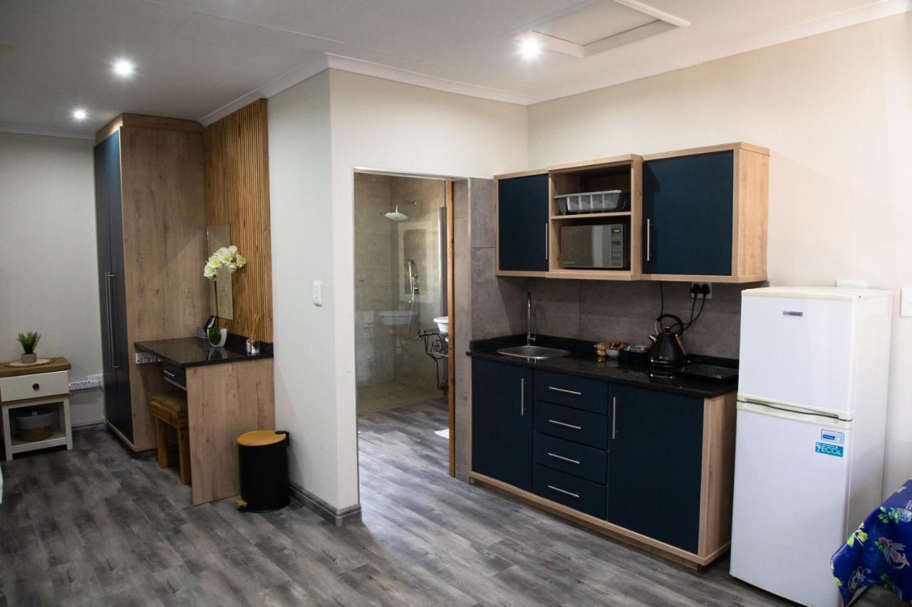 Opstal Gastehuis Potchefstroom Bagian luar foto