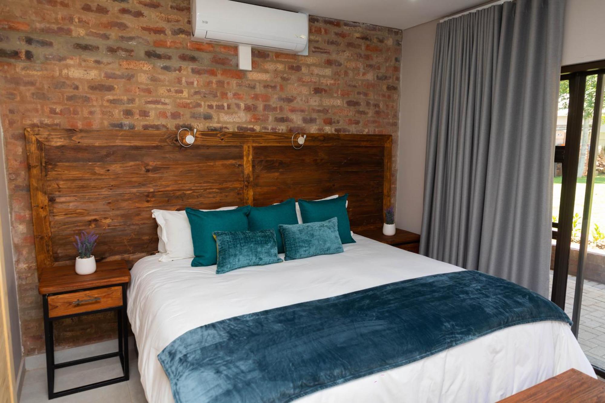Opstal Gastehuis Potchefstroom Bagian luar foto