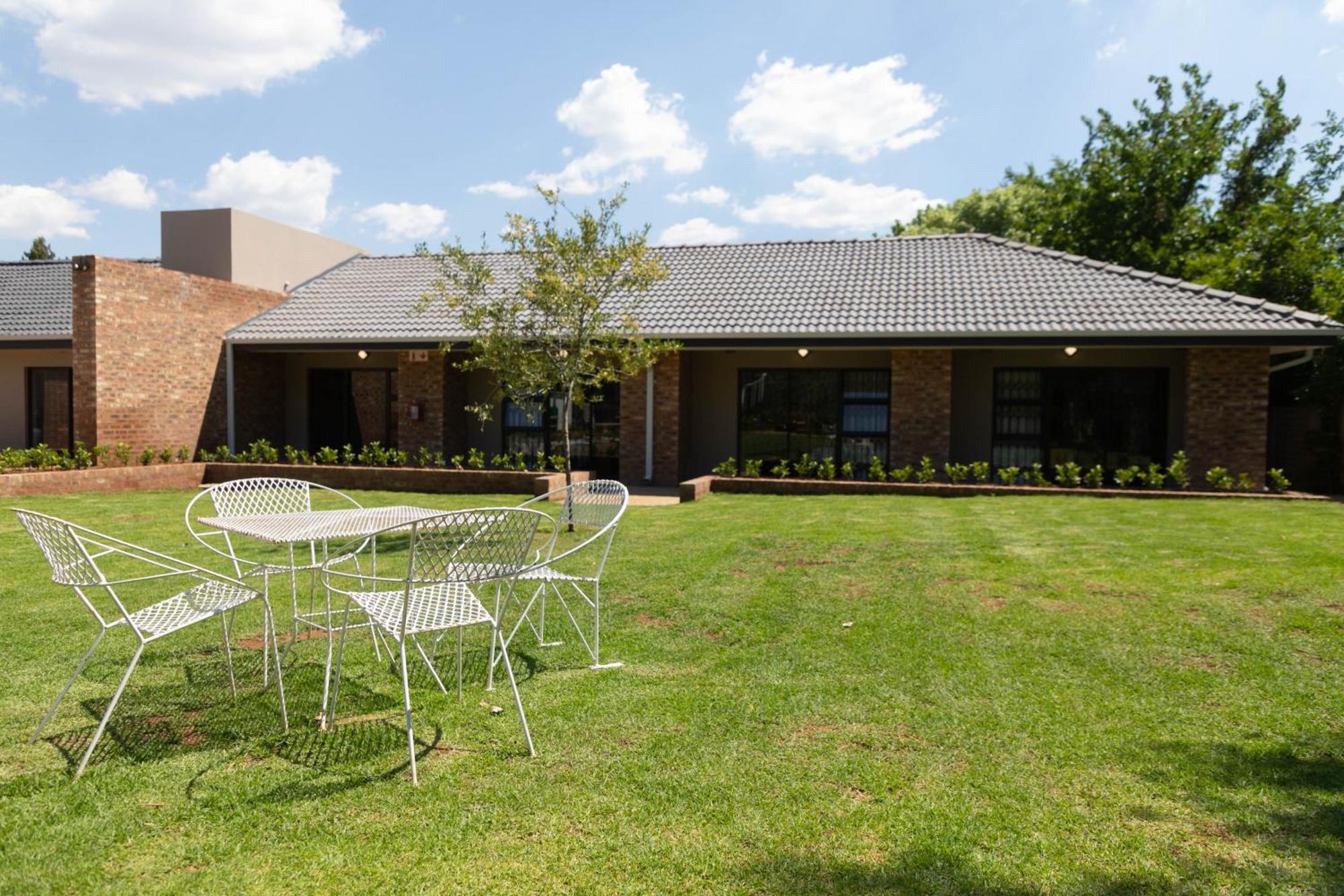 Opstal Gastehuis Potchefstroom Bagian luar foto