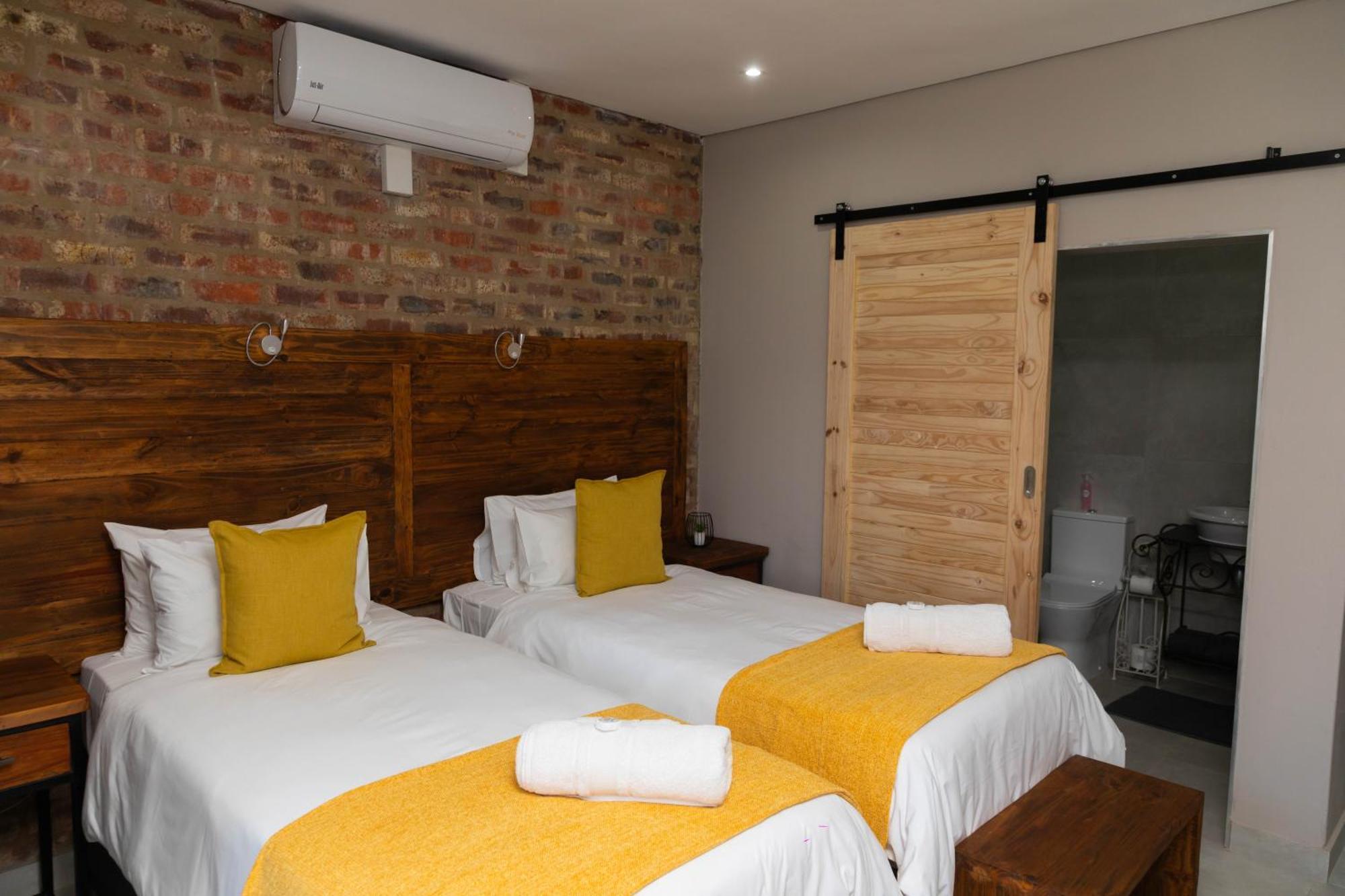 Opstal Gastehuis Potchefstroom Bagian luar foto