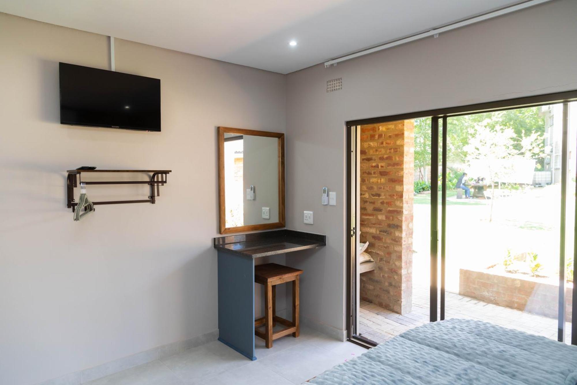 Opstal Gastehuis Potchefstroom Bagian luar foto