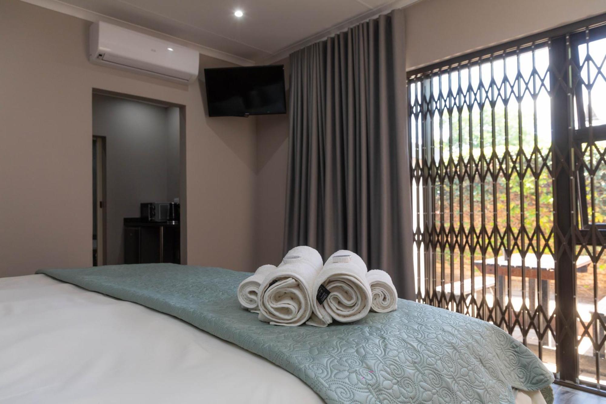Opstal Gastehuis Potchefstroom Bagian luar foto