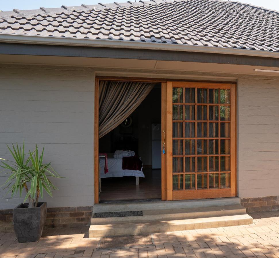 Opstal Gastehuis Potchefstroom Bagian luar foto