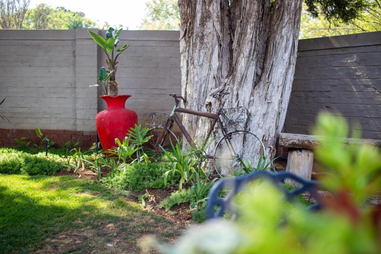 Opstal Gastehuis Potchefstroom Bagian luar foto