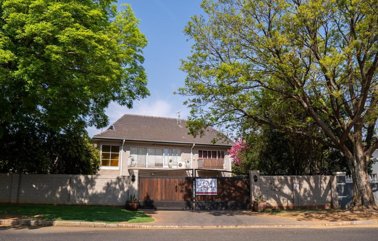 Opstal Gastehuis Potchefstroom Bagian luar foto