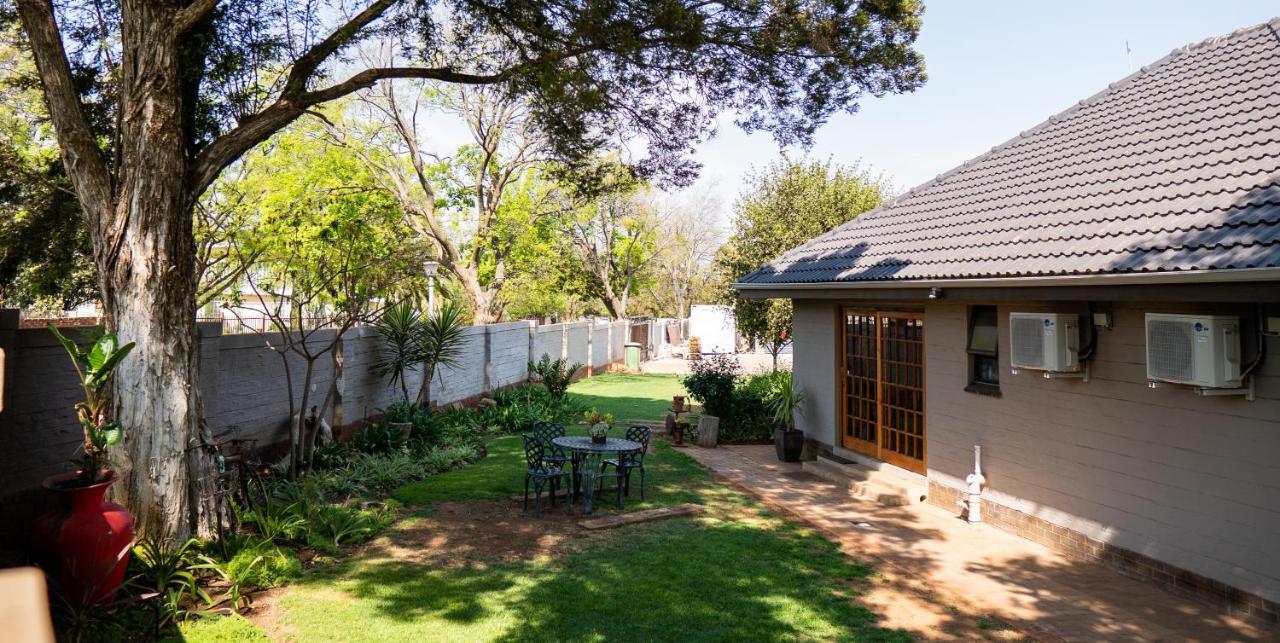 Opstal Gastehuis Potchefstroom Bagian luar foto